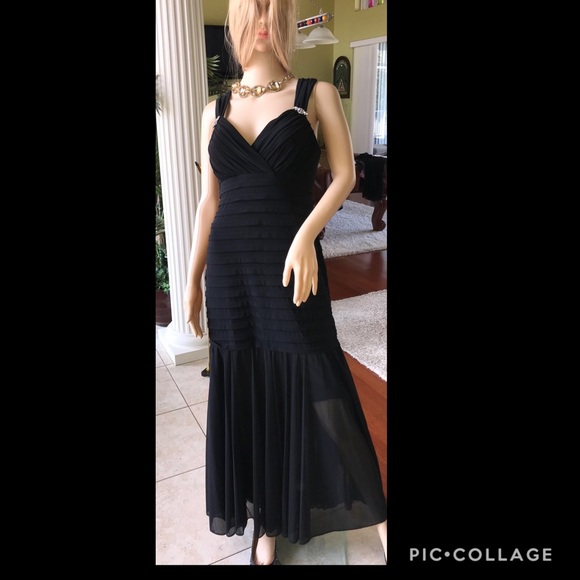 Elegant Evening Gown - Picture 1 of 8